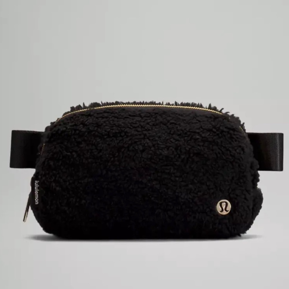 🖤🍋LULULEMON Sherpa Everywhere Belt Bag - Black w/gold hardware